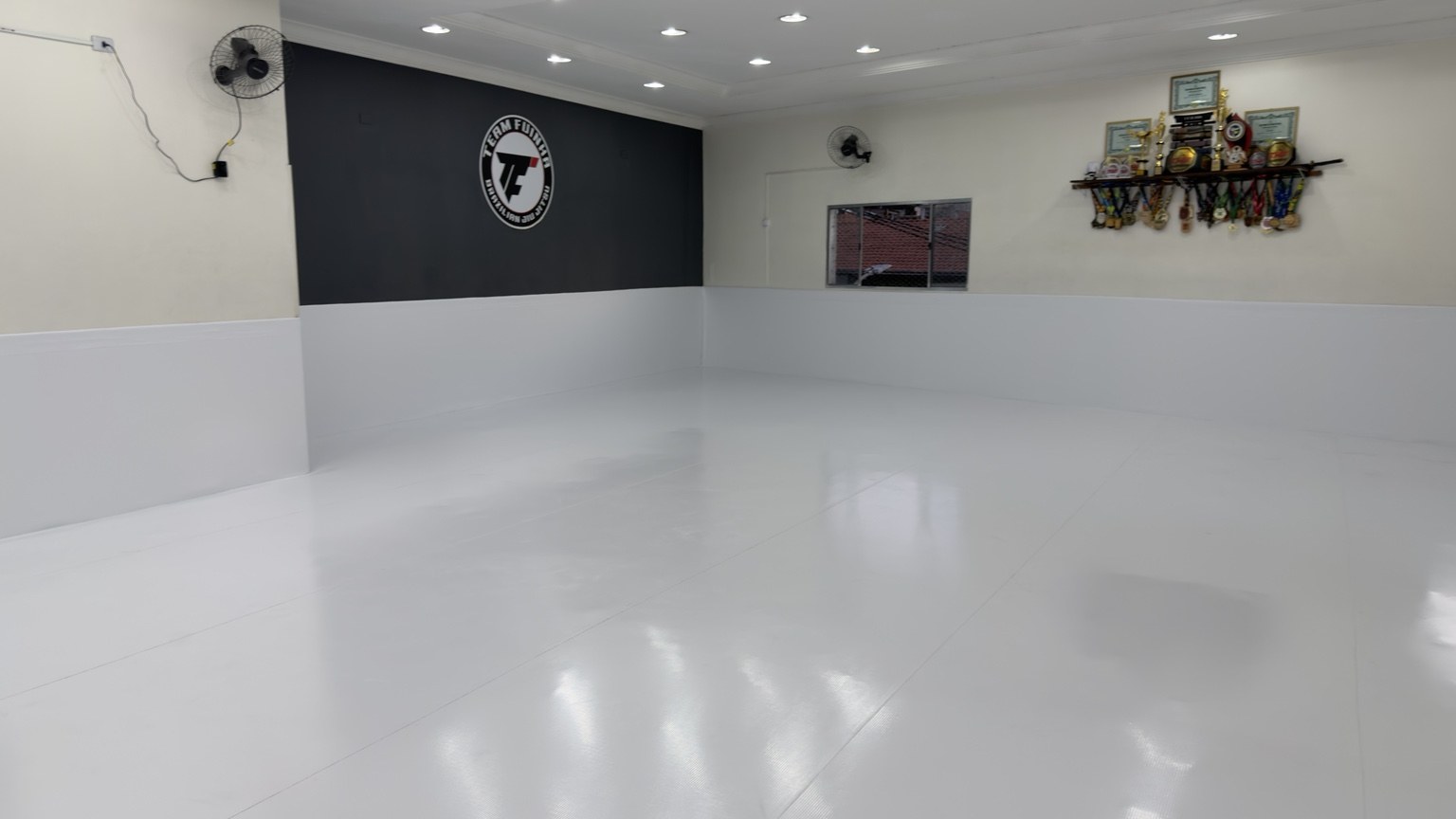 Área de treino e troféus